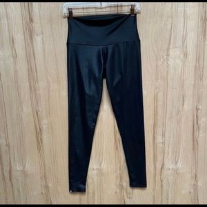 Onzie black shiny high waisted 7/8 leggings XS.